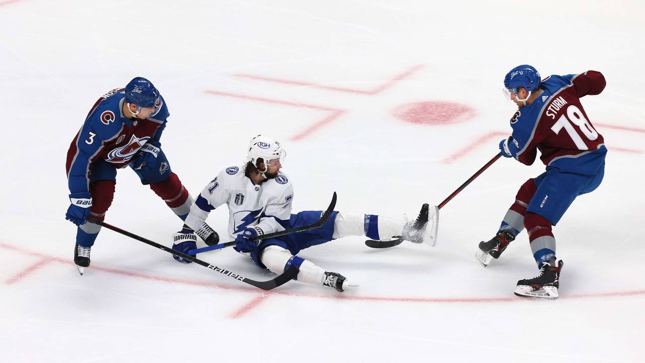 Lightning-Profi Jack Johnson fällt zischen den Colorado-Profis Jack Johnson und Nico Sturm hin.