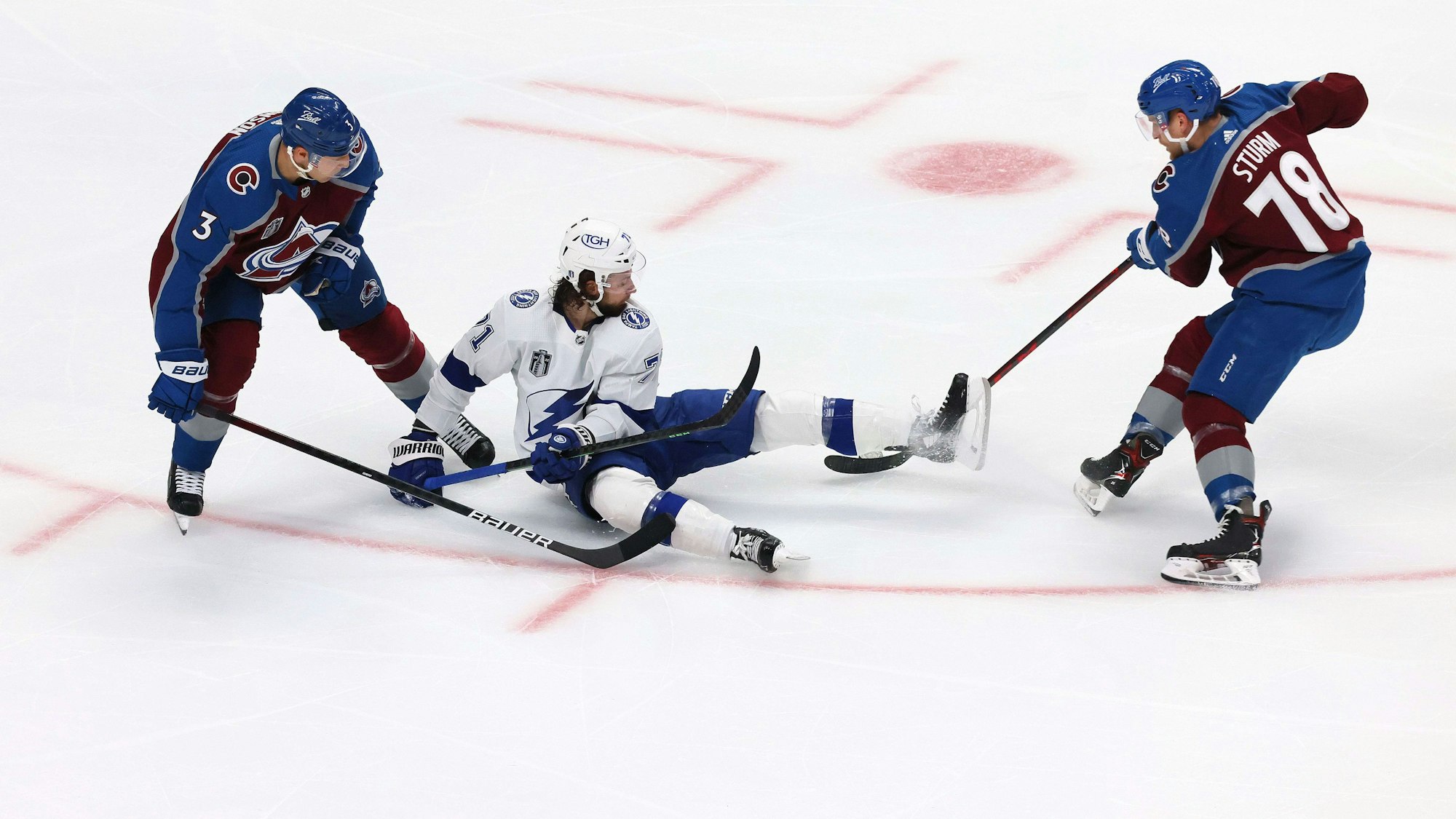 Lightning-Profi Jack Johnson fällt zischen den Colorado-Profis Jack Johnson und Nico Sturm hin.