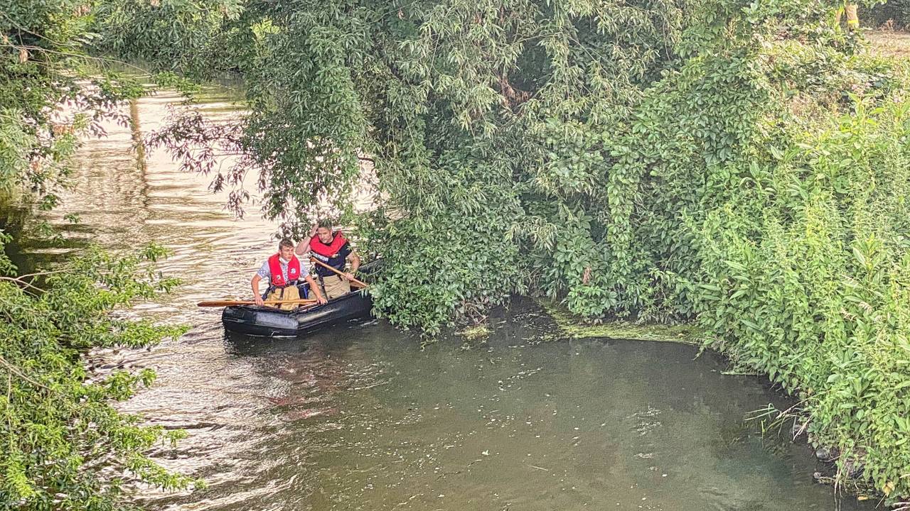 Rettungskräfte sind am 18. Juni 2022 auf der Erft im Grevenbroicher Ortsteil Wevelinghoven unterwegs.