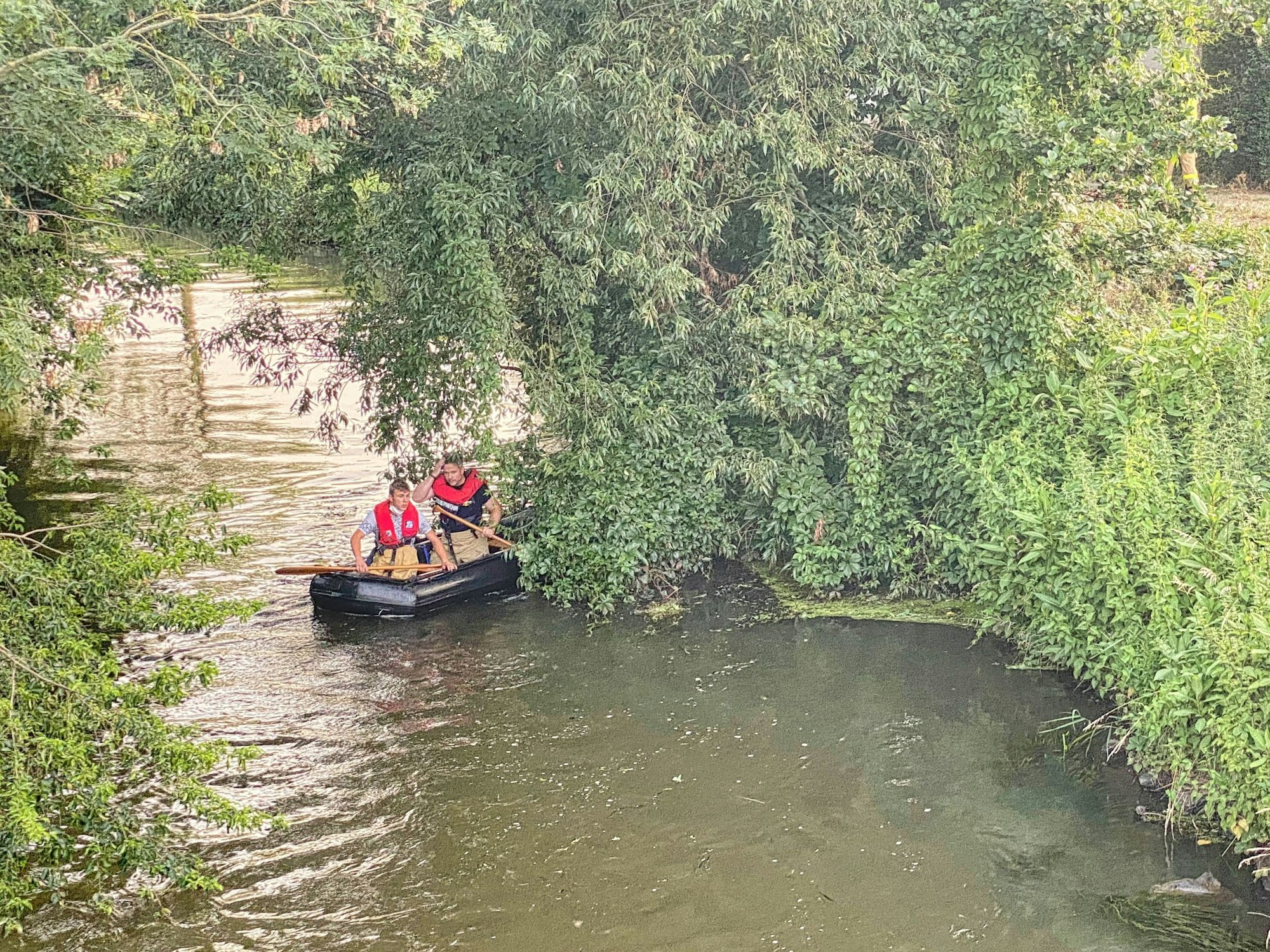 Rettungskräfte sind am 18. Juni 2022 auf der Erft im Grevenbroicher Ortsteil Wevelinghoven unterwegs.