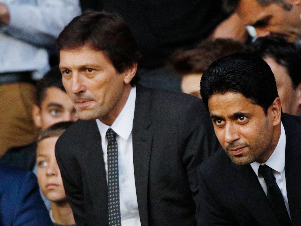 Die Sportfunktionäre Leonardo und Nasser Al-Khelaifi verfolgen ein PSG-Spiel von der Tribüne.