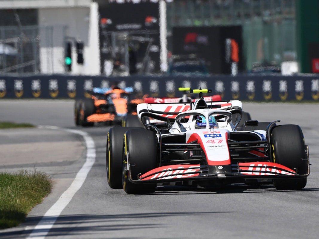 Mick Schumacher fährt in seinem Haas über die Strecke