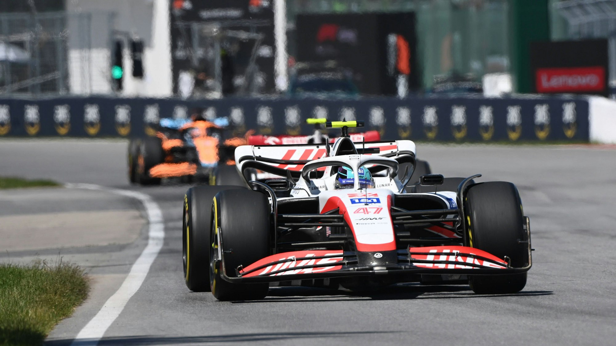 Mick Schumacher fährt in seinem Haas über die Strecke