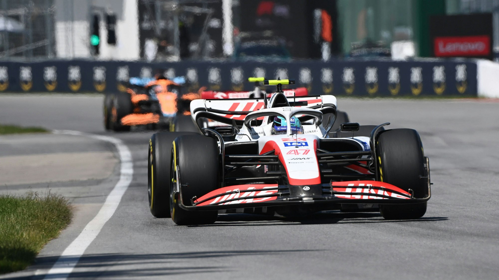 Mick Schumacher fährt in seinem Haas über die Strecke