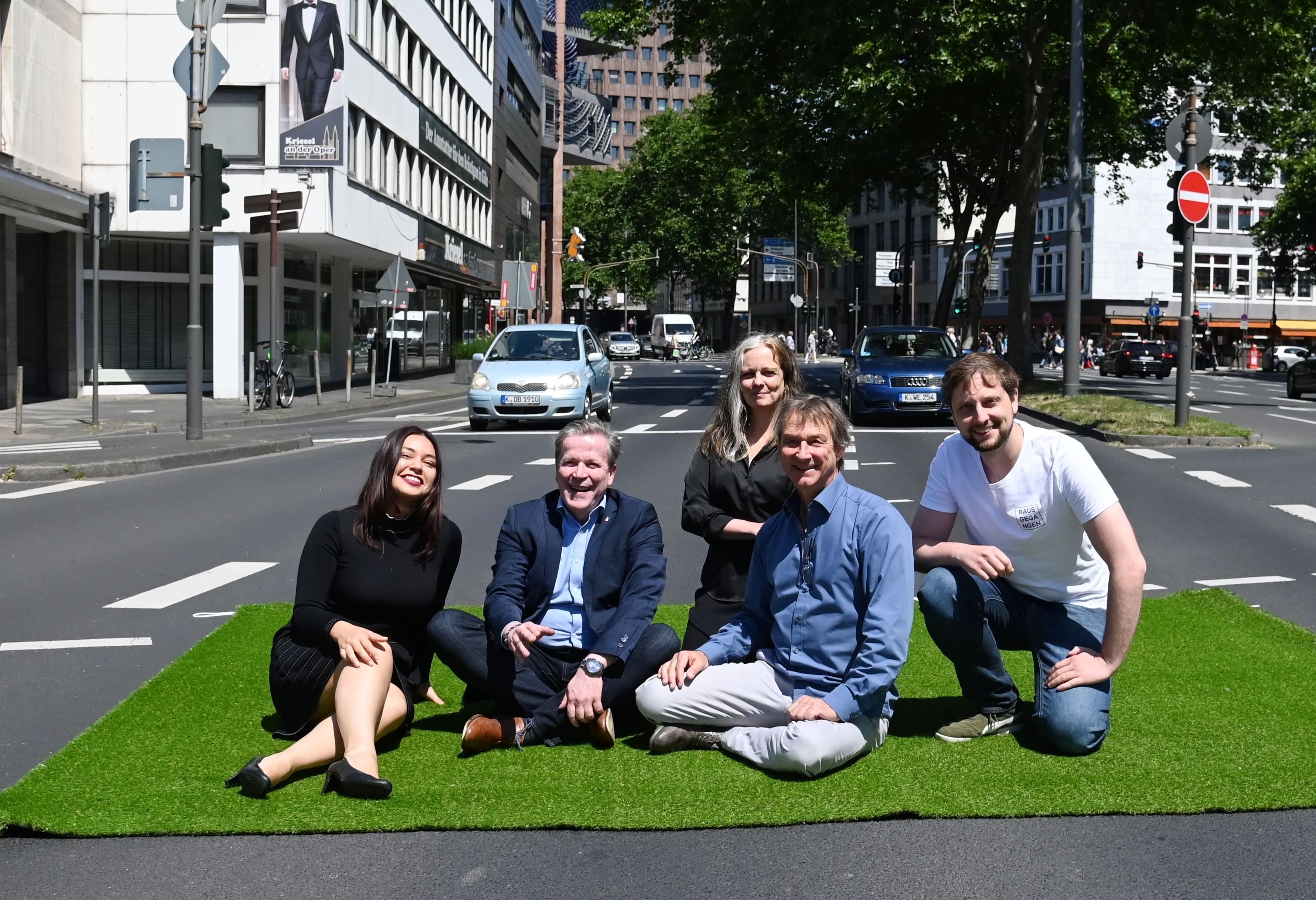 Die Nord-Süd-Fahrt wird am 19.06.2022 zwischen WDR und Severinsbrücke für Autos gesperrt.
V.Li.:Amina Chobanzade, Christoph Kuckelkorn, Simone Mutert, Klaus Eschmann, Tim Betzin.
