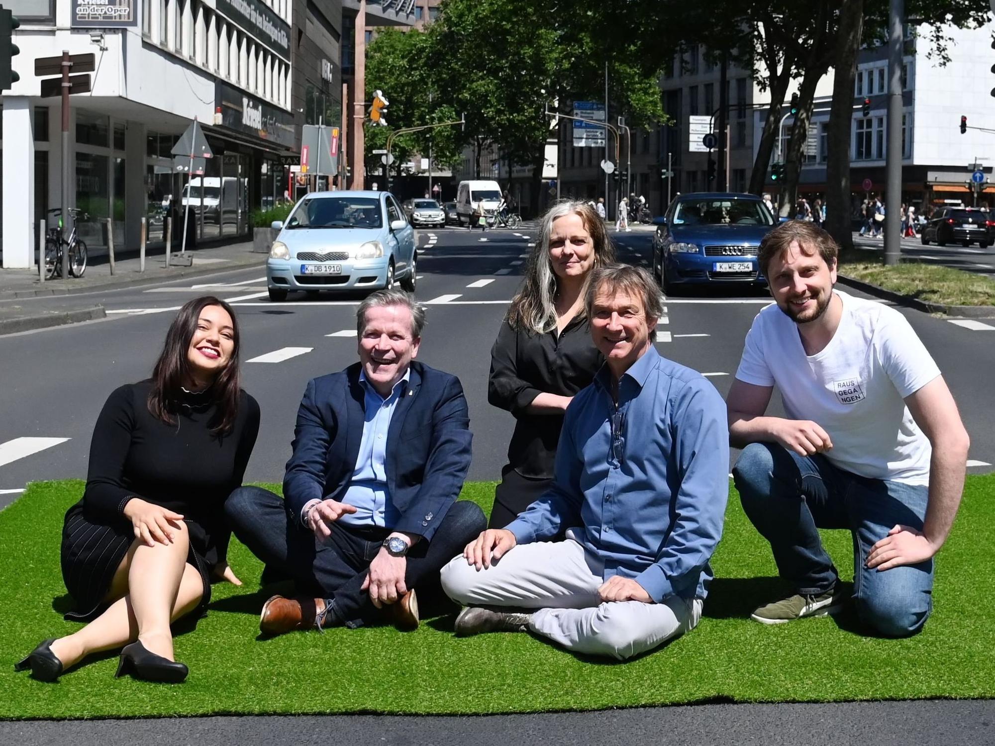 Die Nord-Süd-Fahrt wird am 19.06.2022 zwischen WDR und Severinsbrücke für Autos gesperrt.
V.Li.:Amina Chobanzade, Christoph Kuckelkorn, Simone Mutert, Klaus Eschmann, Tim Betzin.