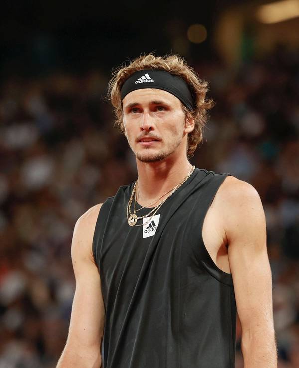 Tennis-Olympiasieger schaut beim Spiel gegen Rafael Nadal in Richtung Zuschauerränge.