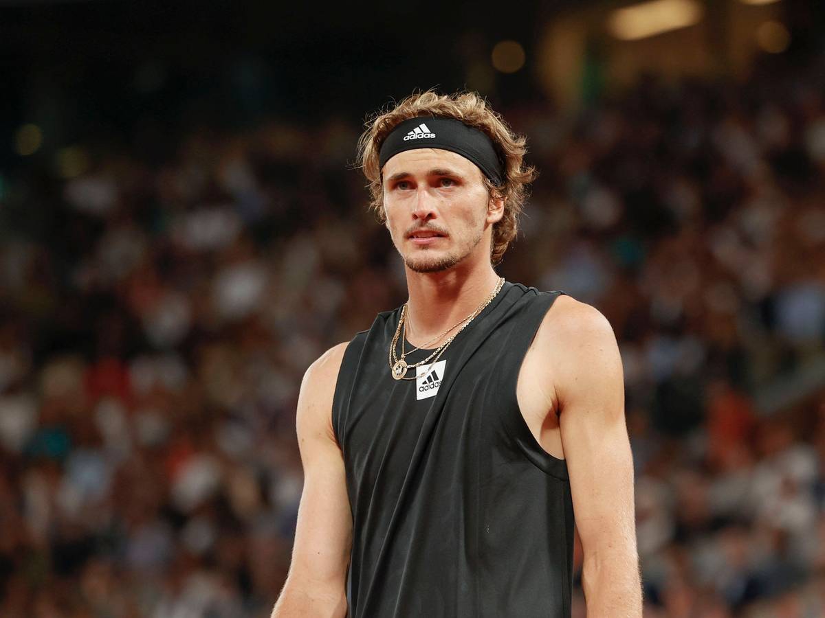 Tennis-Olympiasieger schaut beim Spiel gegen Rafael Nadal in Richtung Zuschauerränge.