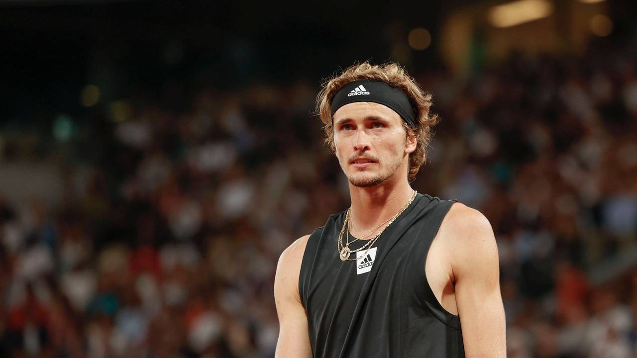 Tennis-Olympiasieger schaut beim Spiel gegen Rafael Nadal in Richtung Zuschauerränge.