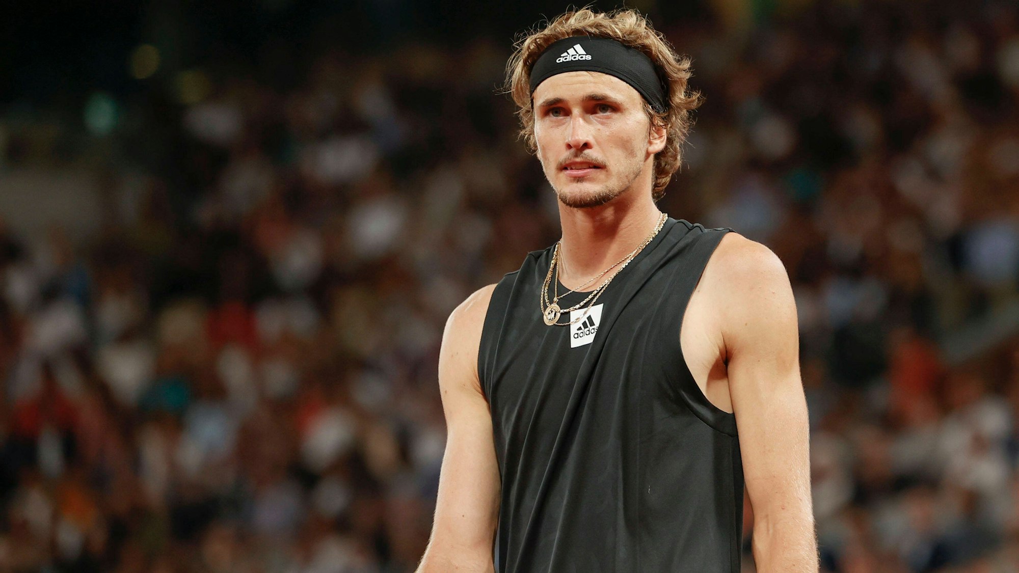 Tennis-Olympiasieger schaut beim Spiel gegen Rafael Nadal in Richtung Zuschauerränge.