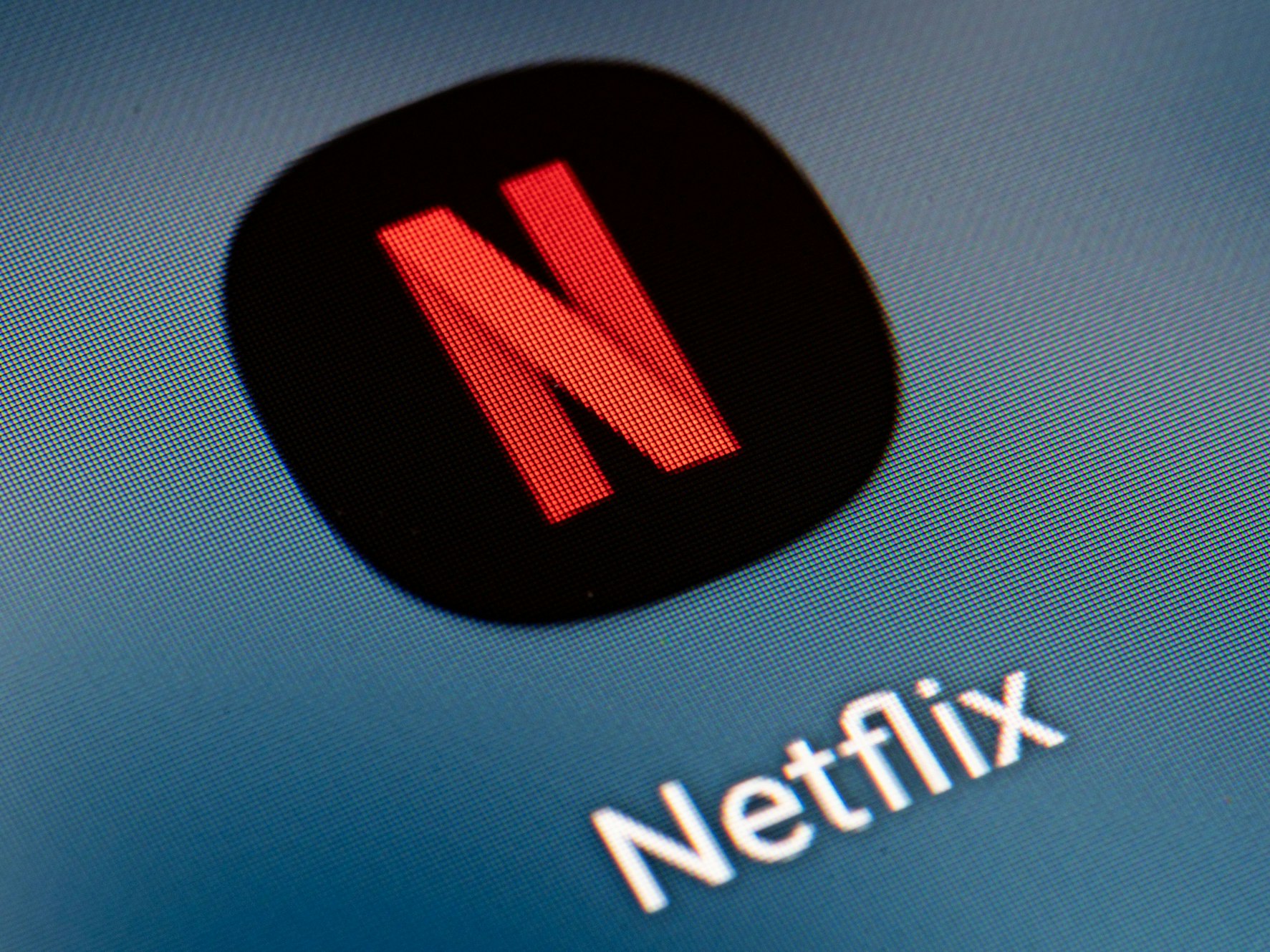 Auf dem Bildschirm eines Smartphones sieht man das Icon der App Netflix.
