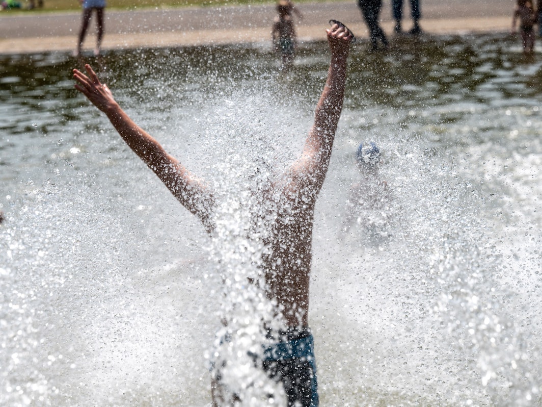 Am bisher heißesten Tag des Jahres suchen die Menschen Abkühlung am Wasser. Foto: Uwe Weiser