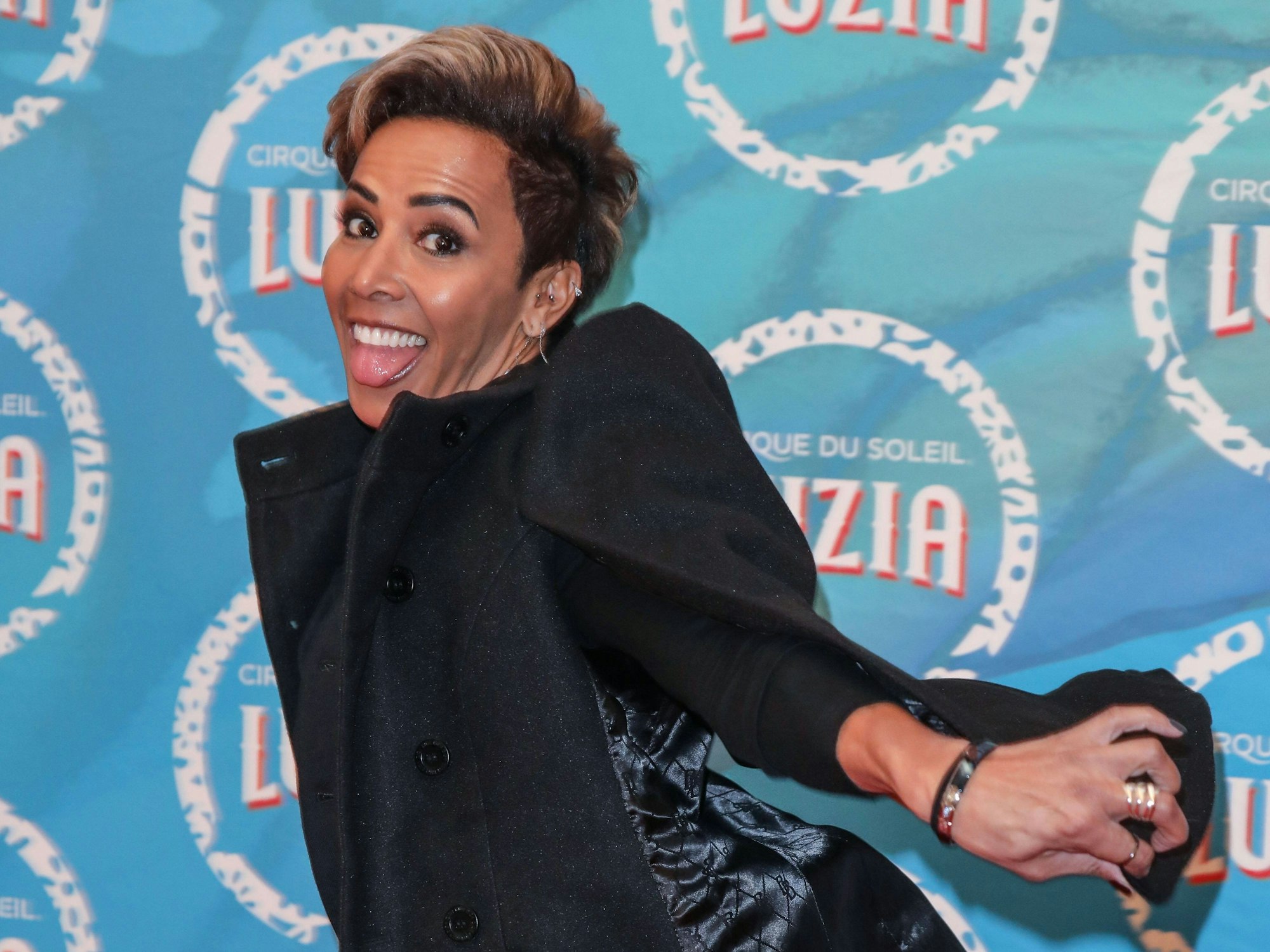 Kelly Holmes zieht eine Grimasse und lächelt in die Kamera