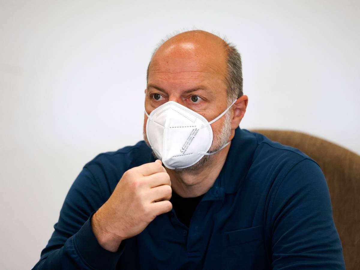 Der Angeklagte Thomas Drach sitzt am 2. Mai 2022 auf der Anklagebank im Kölner Landgericht.