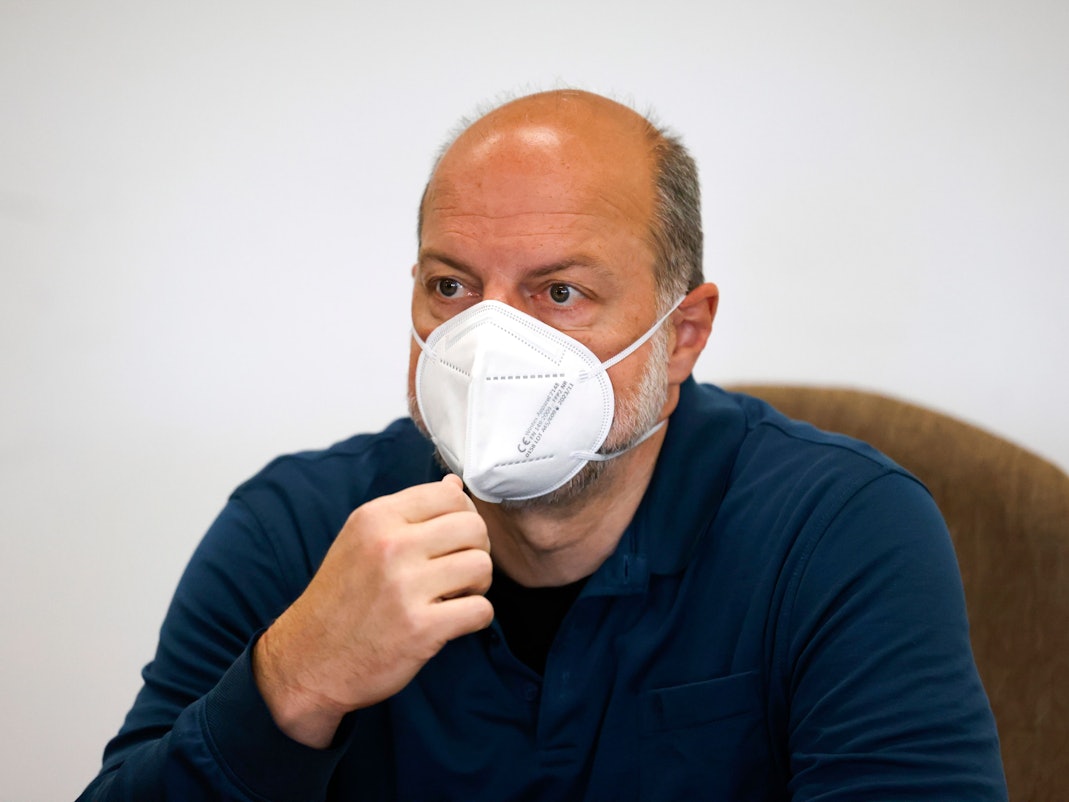 Der Angeklagte Thomas Drach sitzt am 2. Mai 2022 auf der Anklagebank im Kölner Landgericht.