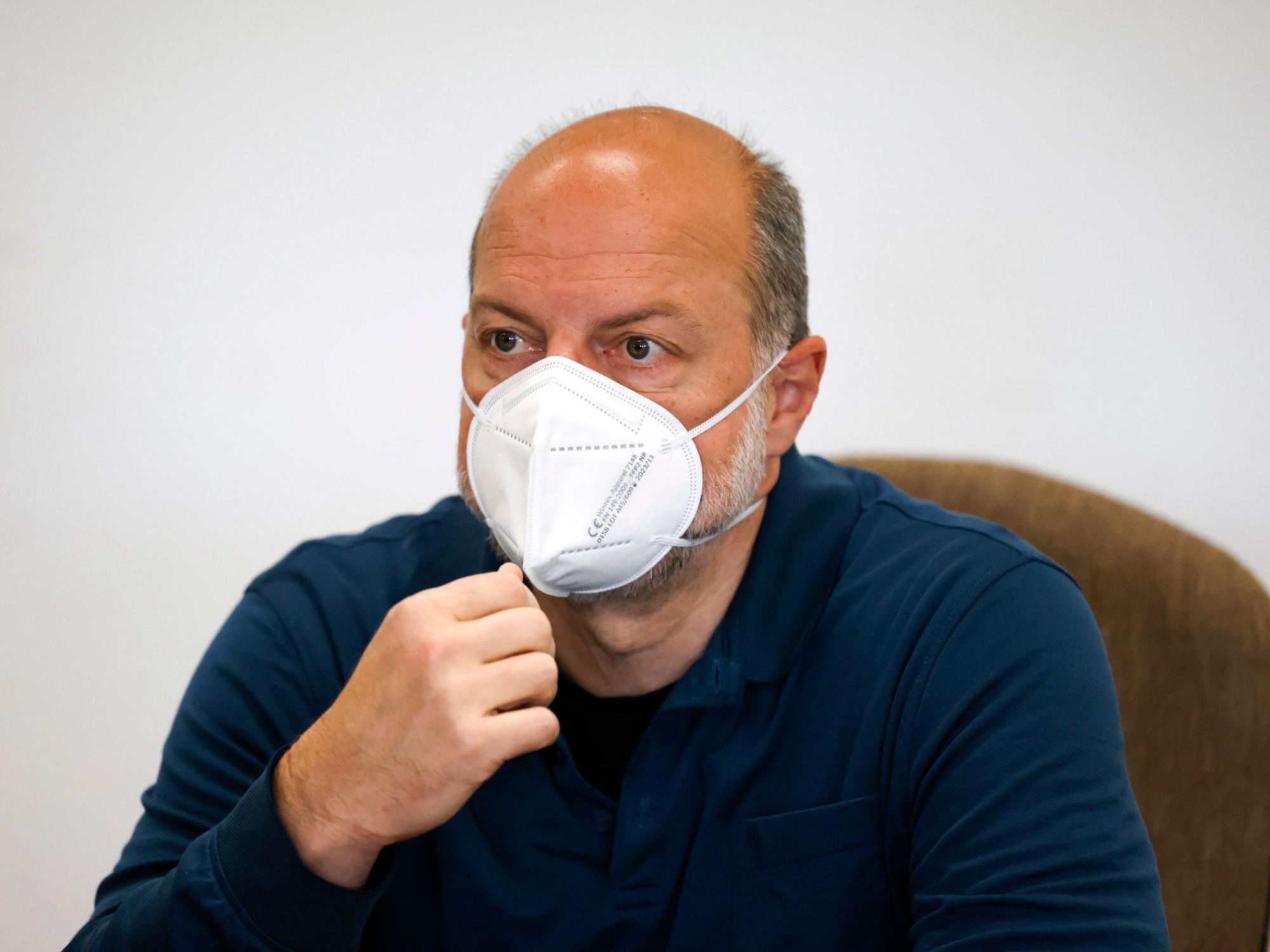 Der Angeklagte Thomas Drach sitzt am 2. Mai 2022 auf der Anklagebank im Kölner Landgericht.