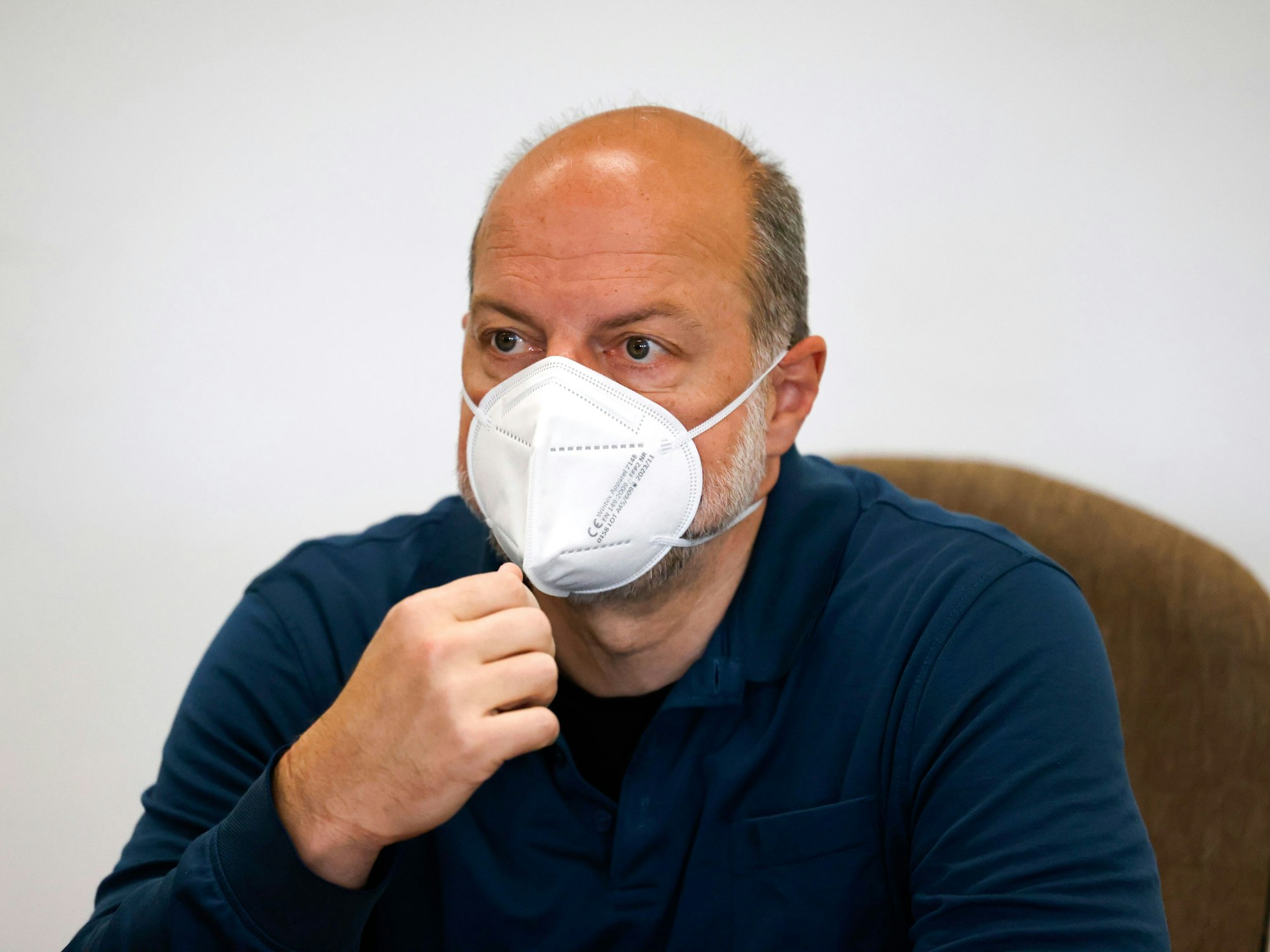 Der Angeklagte Thomas Drach sitzt am 2. Mai 2022 auf der Anklagebank im Kölner Landgericht.