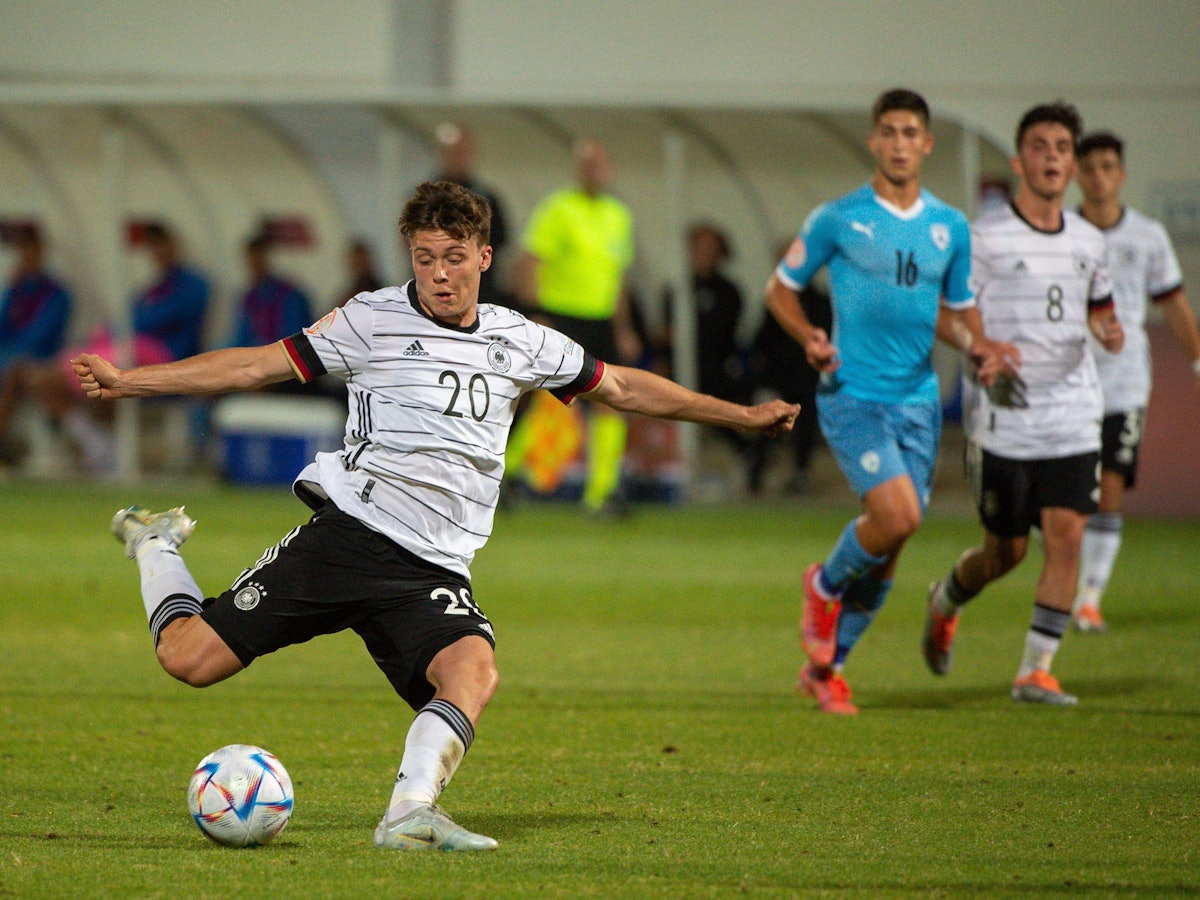 Sidney Raebiger im Trikot der deutschen U17-Nationalmannschaft.