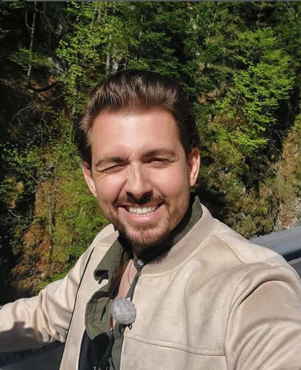 Das Selfie zeigt den "Sat.1-Frühstücksfernsehen"-Moderator Christian Wackert lächelnd. Er hat es am 12. Mai 2022 bei Instagram veröffentlicht.
