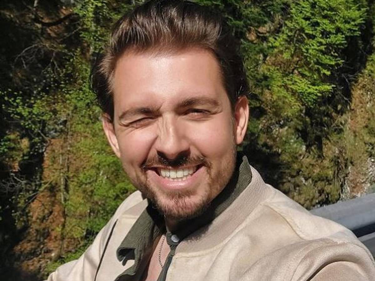 Das Selfie zeigt den "Sat.1-Frühstücksfernsehen"-Moderator Christian Wackert lächelnd. Er hat es am 12. Mai 2022 bei Instagram veröffentlicht.