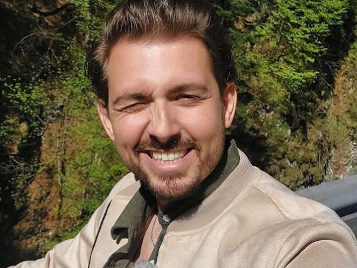 Das Selfie zeigt den "Sat.1-Frühstücksfernsehen"-Moderator Christian Wackert lächelnd. Er hat es am 12. Mai 2022 bei Instagram veröffentlicht.