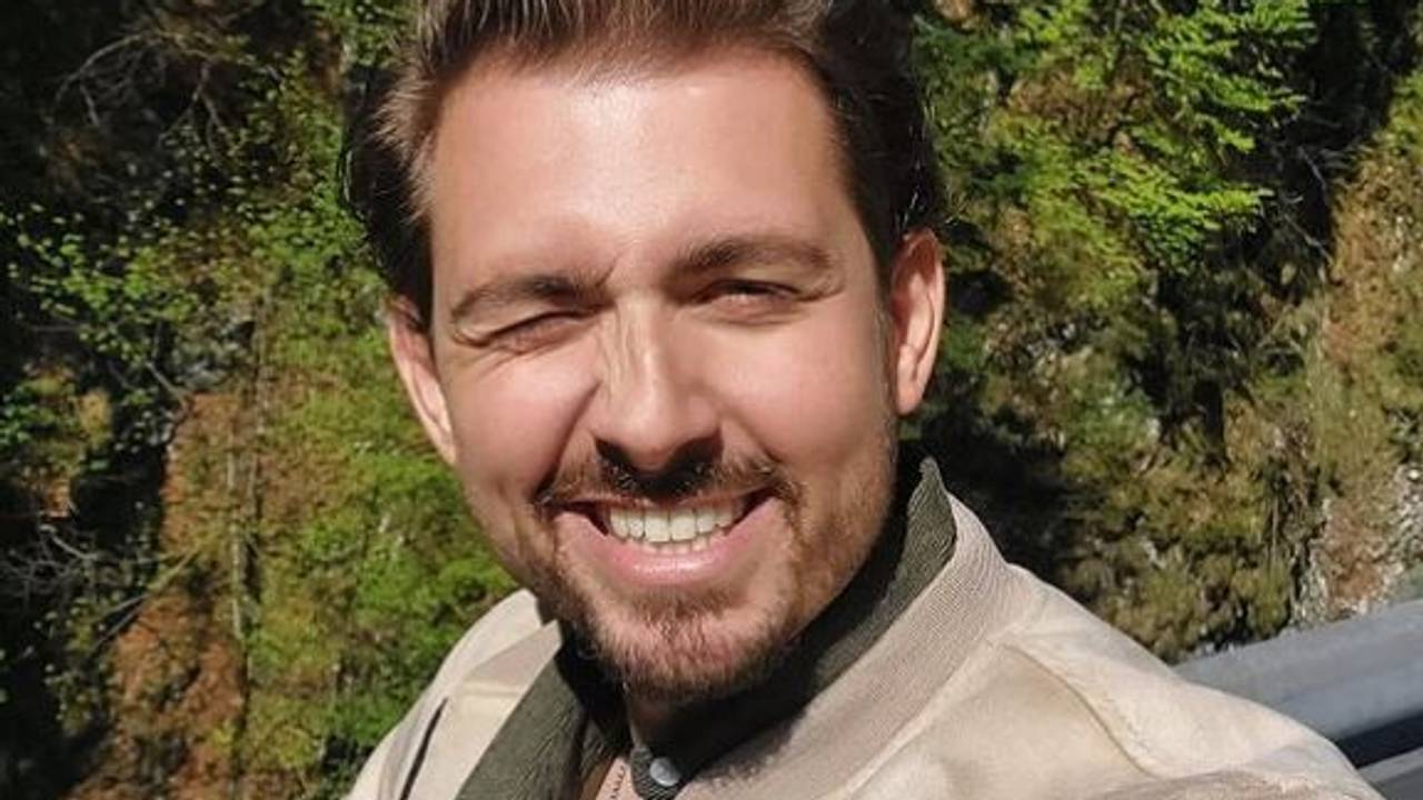 Das Selfie zeigt den "Sat.1-Frühstücksfernsehen"-Moderator Christian Wackert lächelnd. Er hat es am 12. Mai 2022 bei Instagram veröffentlicht.