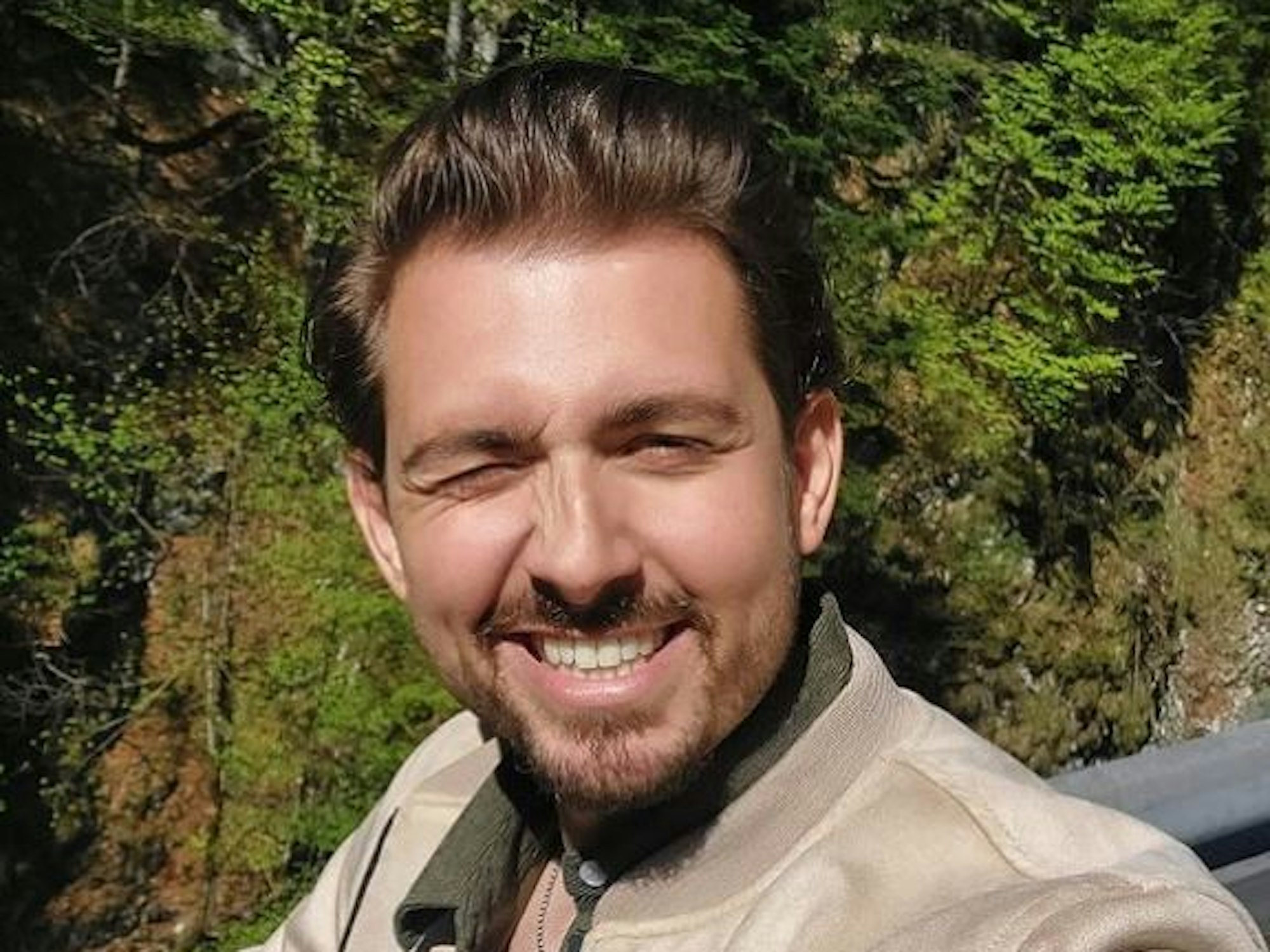 Das Selfie zeigt den „Sat.1-Frühstücksfernsehen“-Moderator Chris Wackert lächelnd.