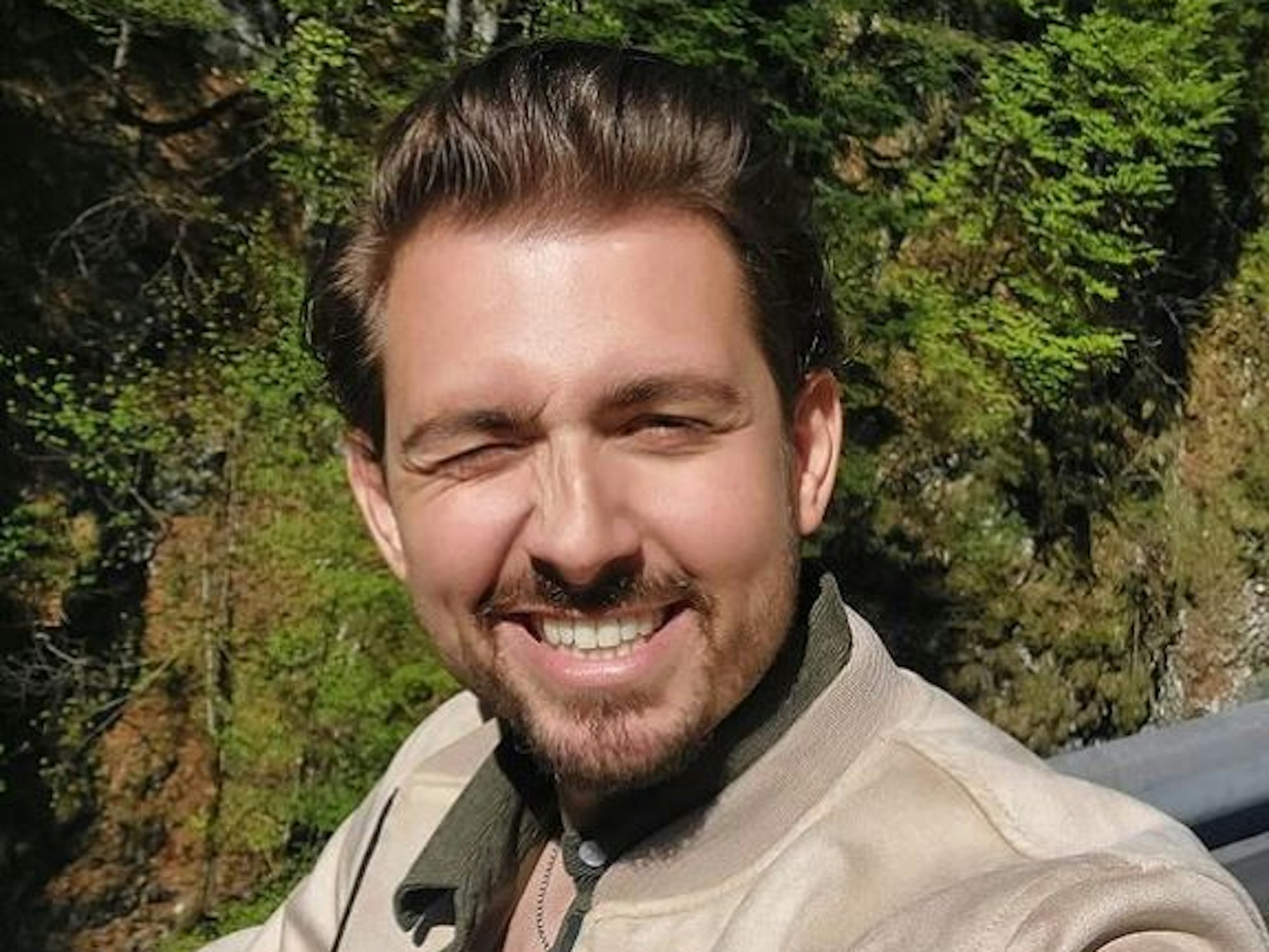 Das Selfie zeigt den "Sat.1-Frühstücksfernsehen"-Moderator Chris Wackert lächelnd. Er hat es am 12. Mai 2022 bei Instagram veröffentlicht.