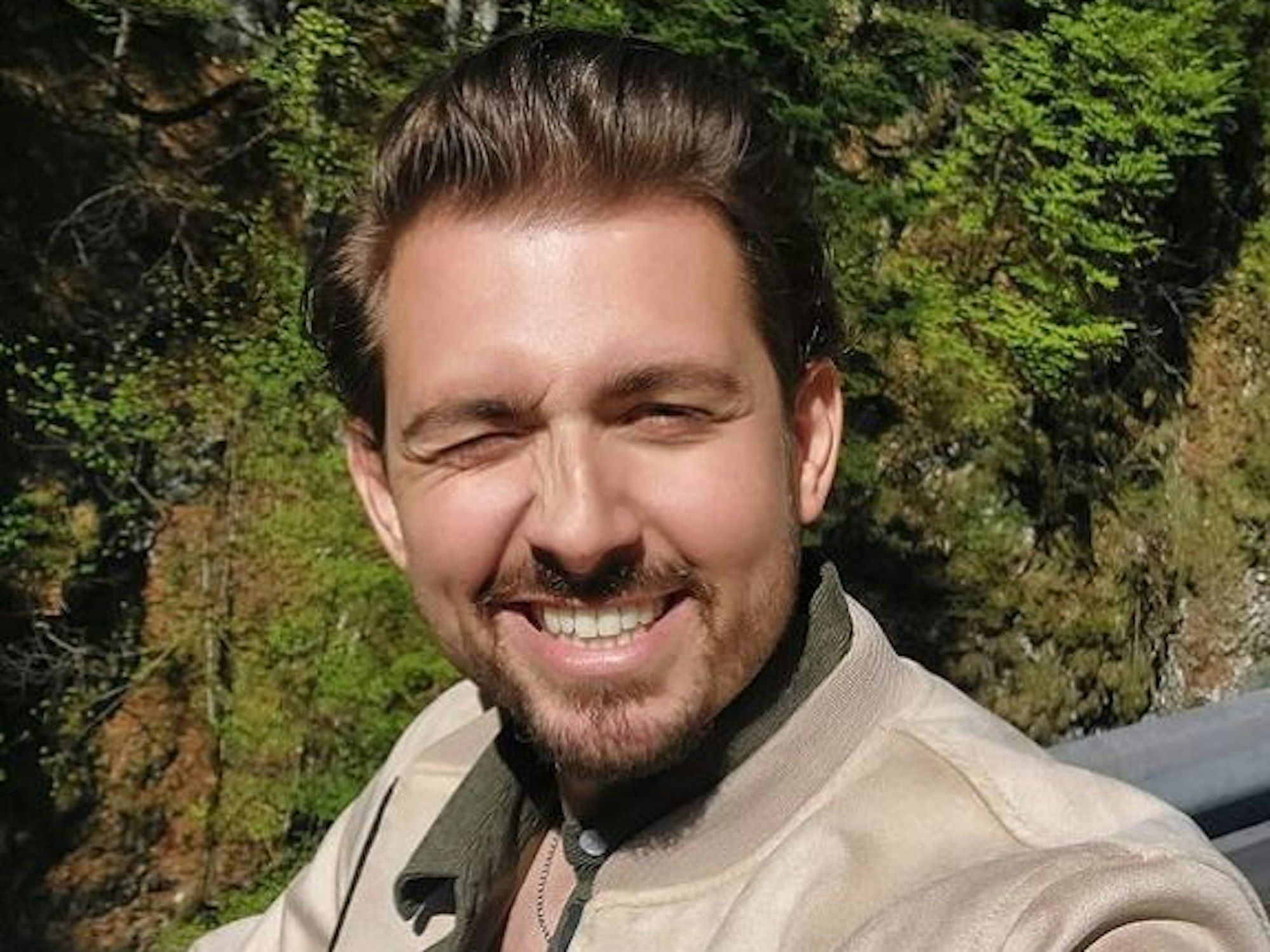 Das Selfie zeigt den Sat.1-„Frühstücksfernsehen“-Moderator Chris Wackert lächelnd.