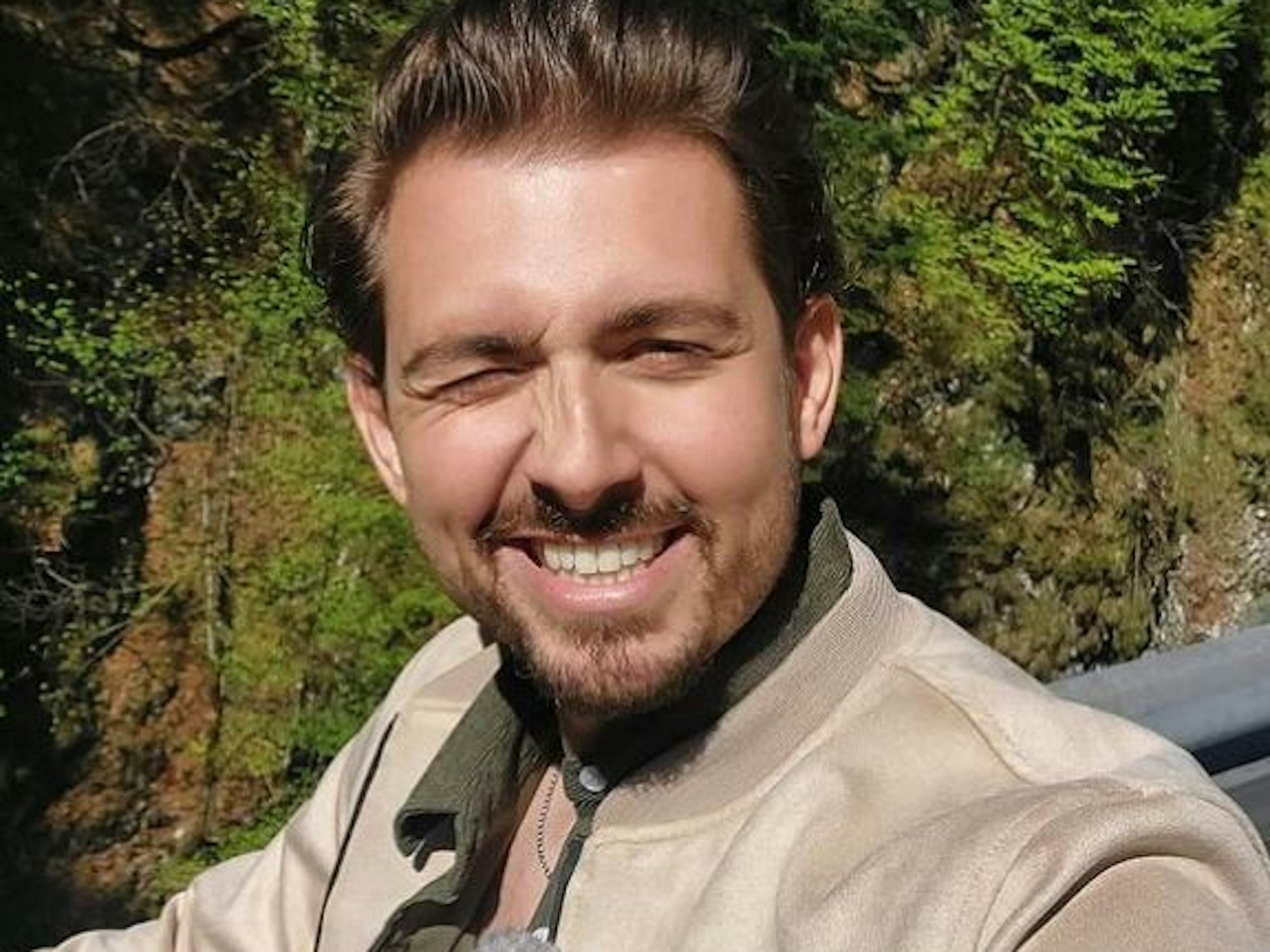 Das Selfie zeigt den "Sat.1-Frühstücksfernsehen"-Moderator Christian Wackert lächelnd. Er hat es am 12. Mai 2022 bei Instagram veröffentlicht.