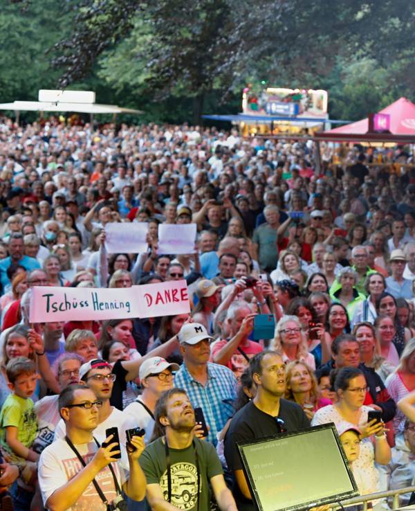 Henning Krautmacher steht beim Schlebuscher Volksfest vor hunderten Menschen auf der Bühne.