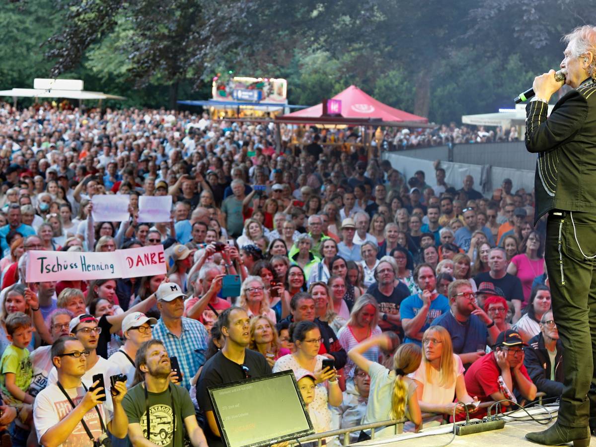 Henning Krautmacher steht beim Schlebuscher Volksfest vor hunderten Menschen auf der Bühne.