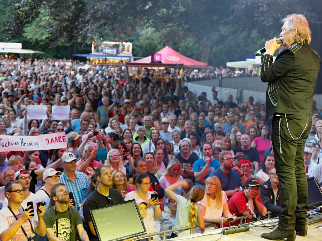 Henning Krautmacher steht beim Schlebuscher Volksfest vor hunderten Menschen auf der Bühne.