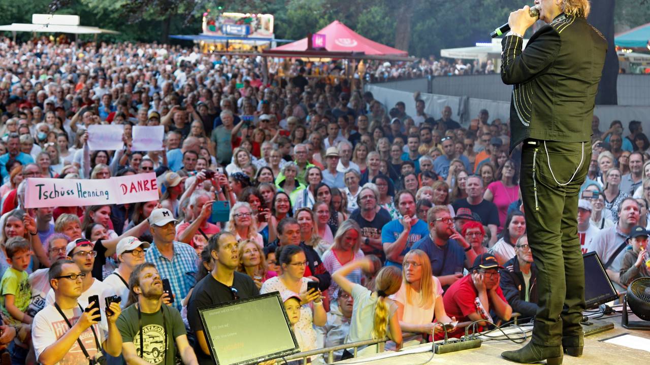 Henning Krautmacher steht beim Schlebuscher Volksfest vor hunderten Menschen auf der Bühne.
