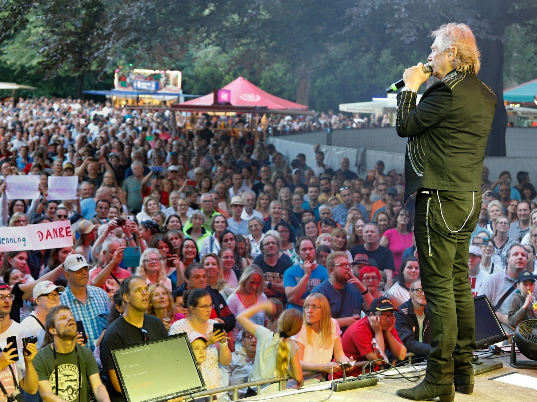 Henning Krautmacher steht beim Schlebuscher Volksfest vor hunderten Menschen auf der Bühne.