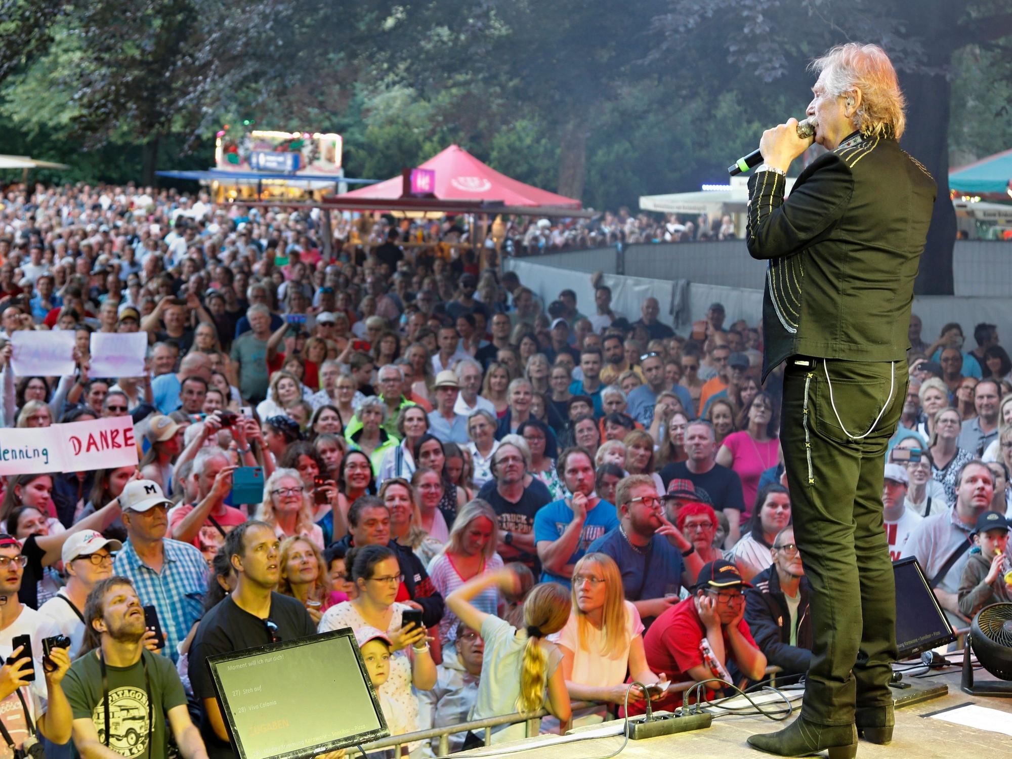 Henning Krautmacher steht beim Schlebuscher Volksfest vor hunderten Menschen auf der Bühne.