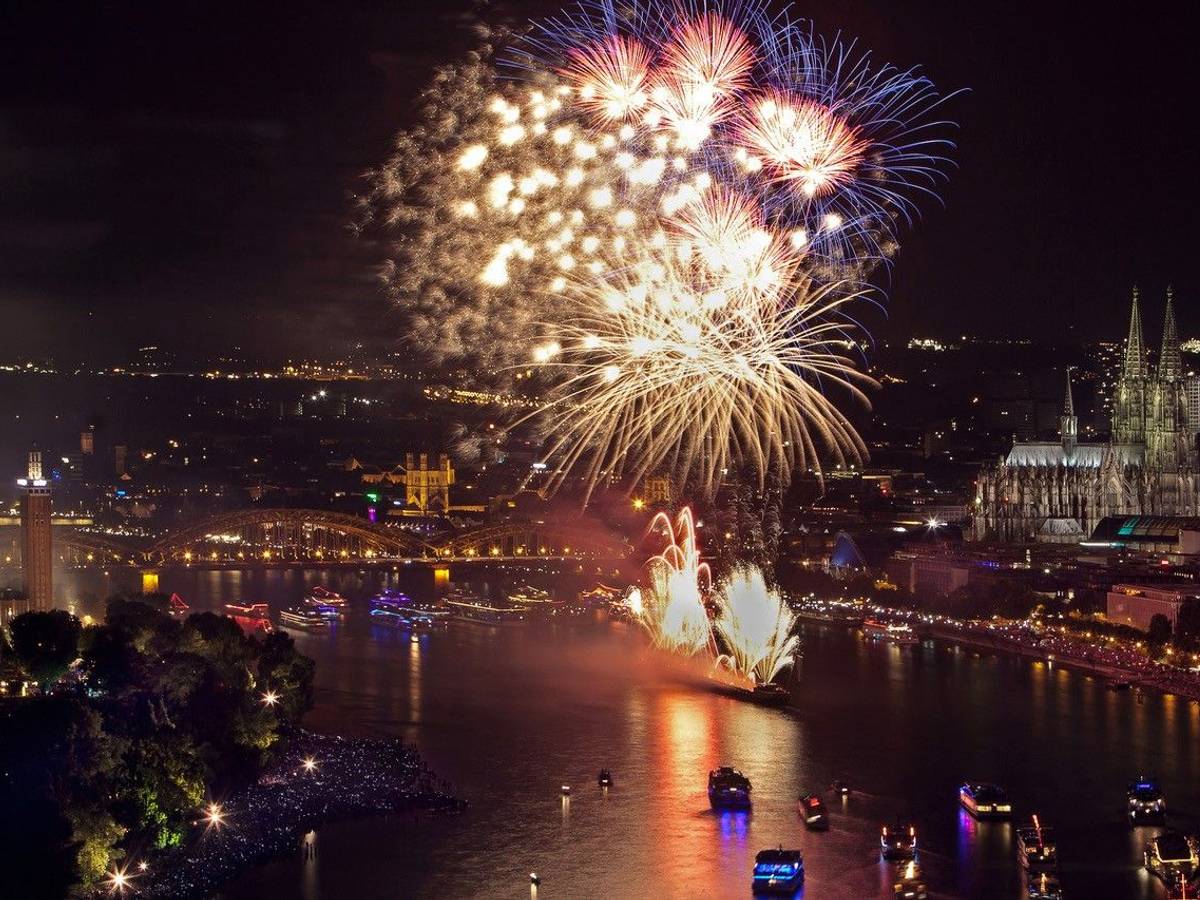 Feuerwerk in Köln bei der Großveranstaltung Kölner Lichter.