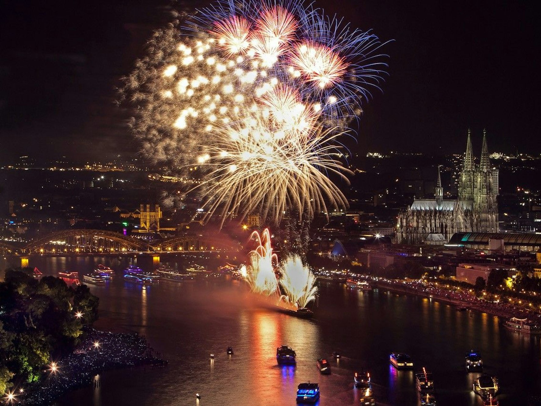 Feuerwerk in Köln bei der Großveranstaltung Kölner Lichter.