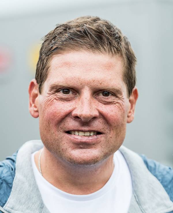 2. Etappe der Tour de France 2017: Der ehemalige Radrennprofi Jan Ullrich steht am Straßenrand und wartet auf die Durchfahrt des Fahrerfeldes.