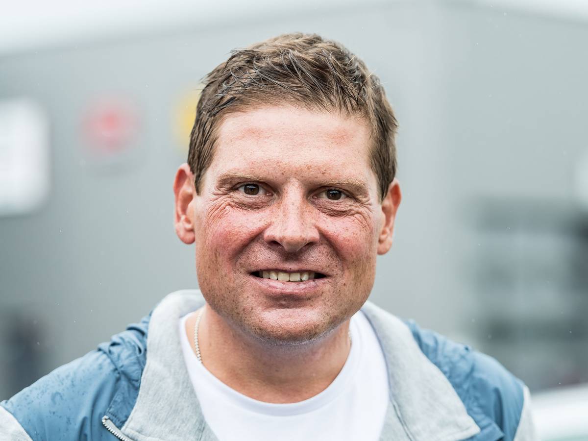 Jan Ullrich wartet mit guter Laune auf die Fahrer der Tour de France.