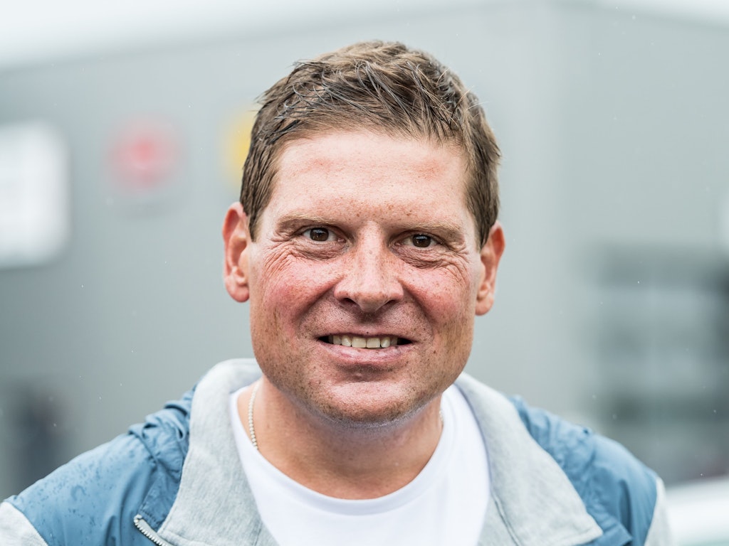 Jan Ullrich wartet mit guter Laune auf die Fahrer der Tour de France.