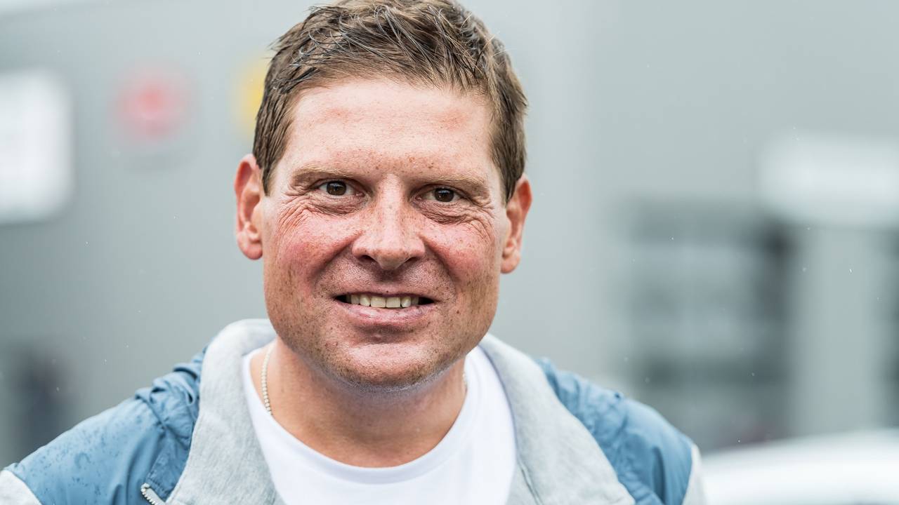 2. Etappe der Tour de France 2017: Der ehemalige Radrennprofi Jan Ullrich steht am Straßenrand und wartet auf die Durchfahrt des Fahrerfeldes.