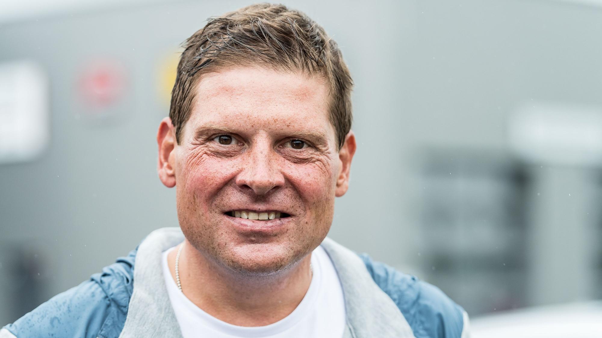 Jan Ullrich wartet mit guter Laune auf die Fahrer der Tour de France.