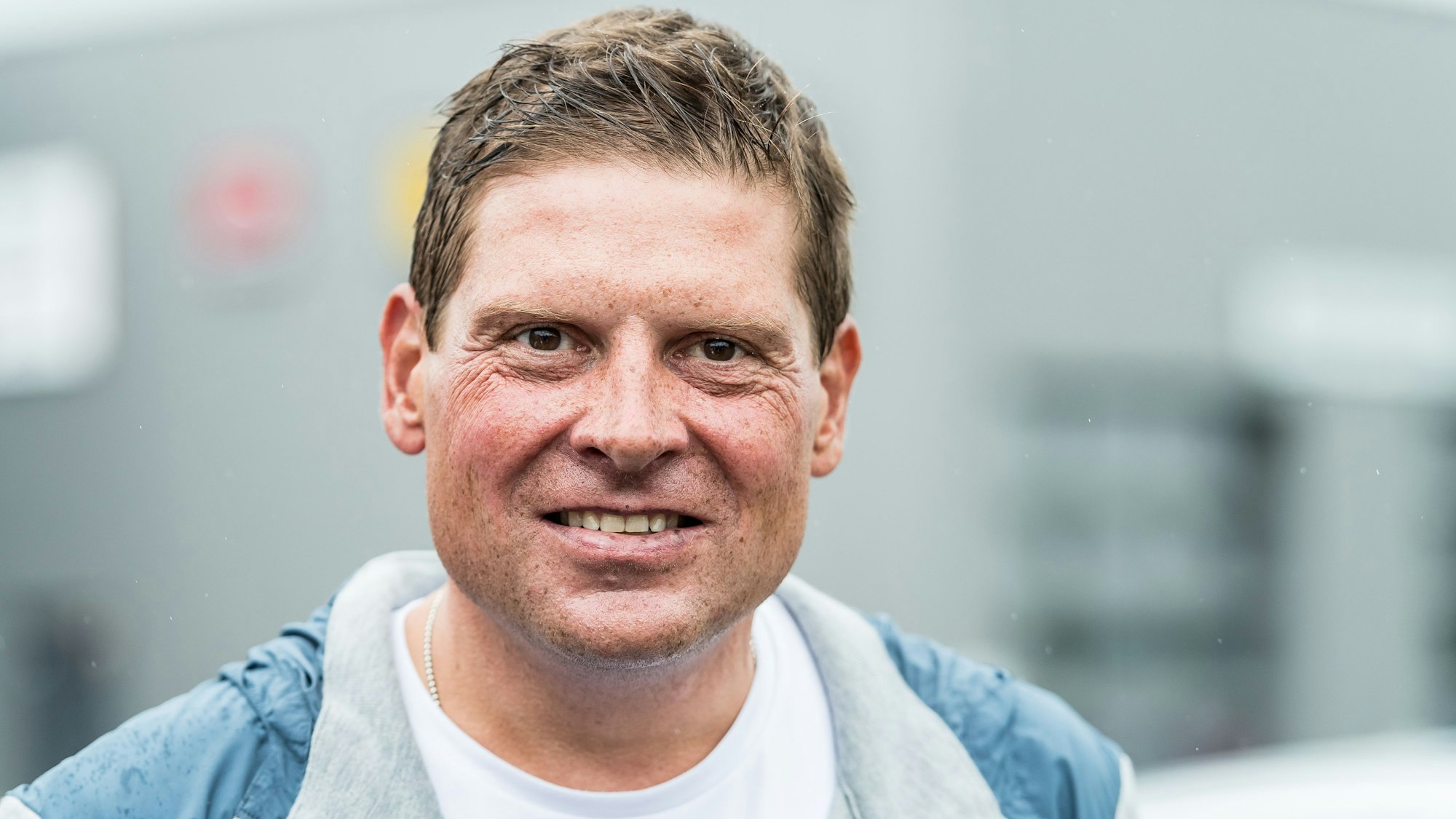 Jan Ullrich wartet mit guter Laune auf die Fahrer der Tour de France.