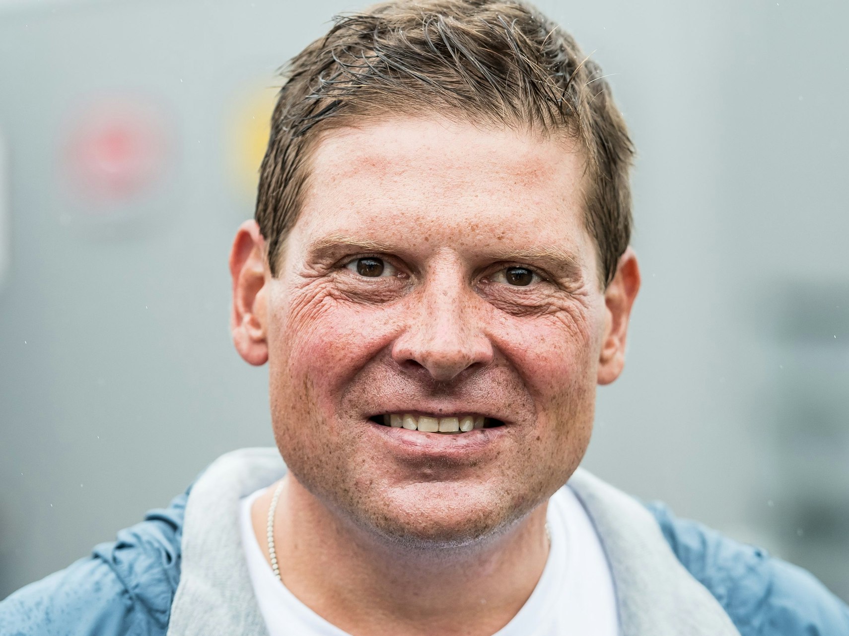 2. Etappe der Tour de France 2017: Der ehemalige Radrennprofi Jan Ullrich steht am Straßenrand und wartet auf die Durchfahrt des Fahrerfeldes.