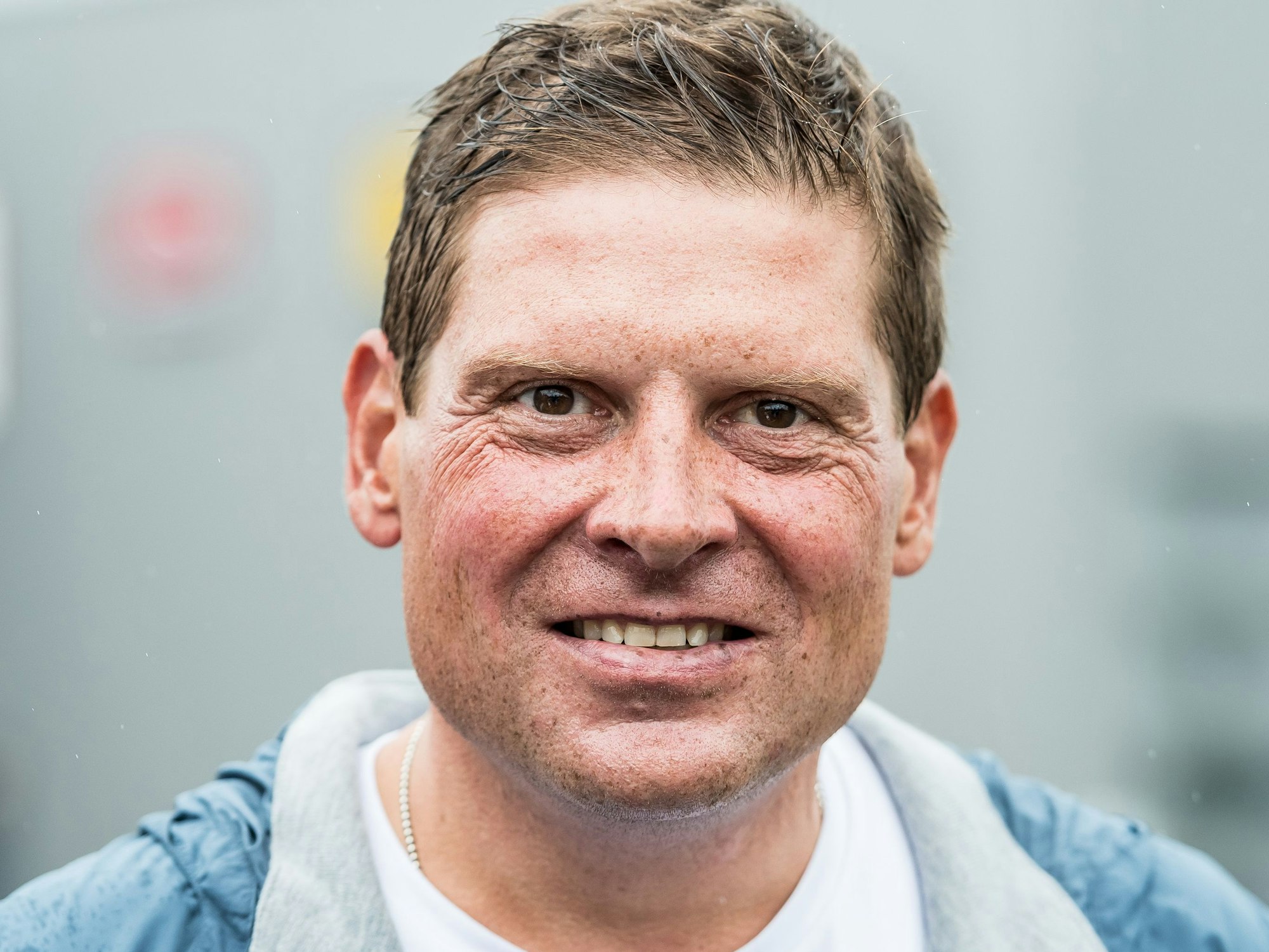 2. Etappe der Tour de France 2017: Der ehemalige Radrennprofi Jan Ullrich steht am Straßenrand und wartet auf die Durchfahrt des Fahrerfeldes.