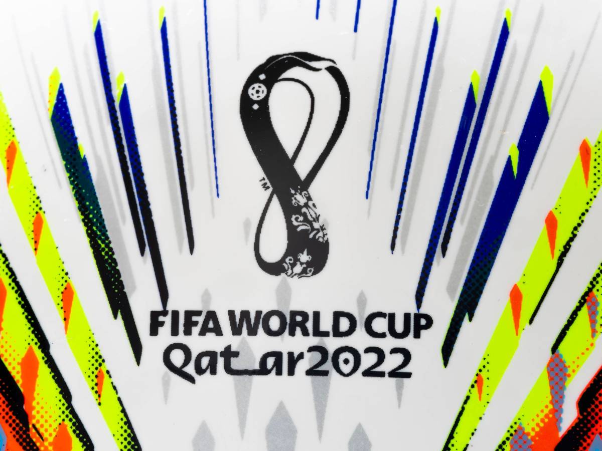 Das Logo der Fußball-Weltmeisterschaft auf dem offiziellen Spielball.