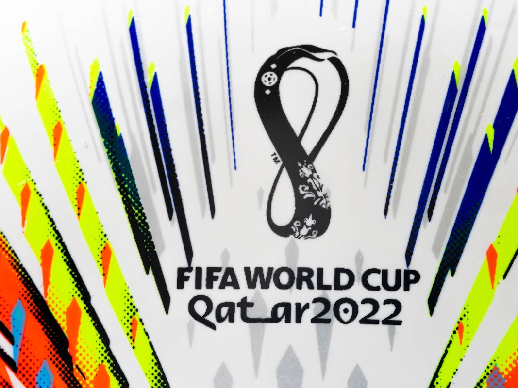 Das Logo der Fußball-Weltmeisterschaft auf dem offiziellen Spielball.