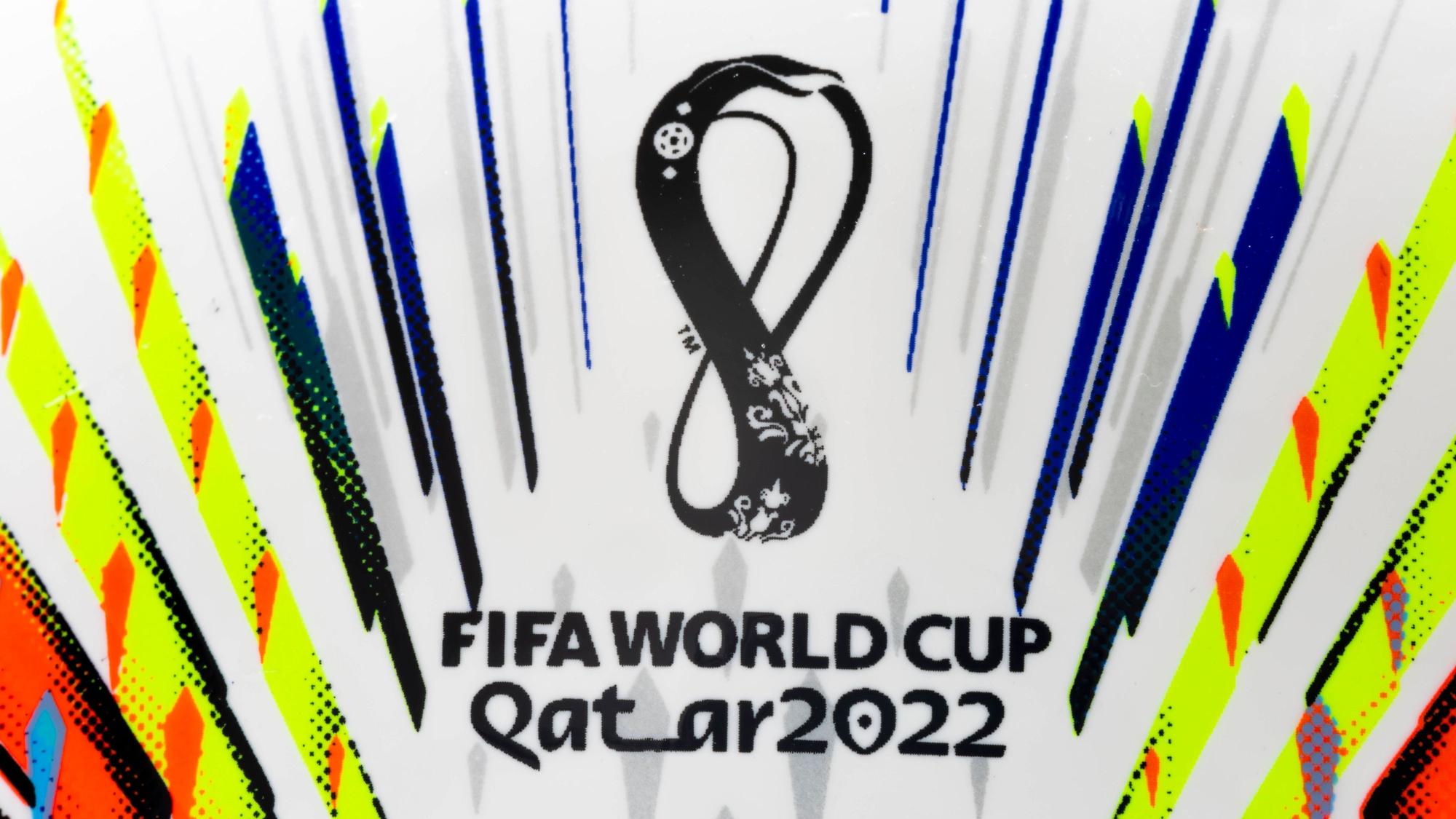 Das Logo der Fußball-Weltmeisterschaft auf dem offiziellen Spielball.