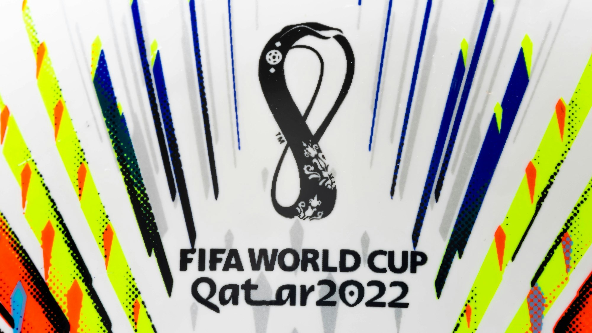 Das Logo der Fußball-Weltmeisterschaft auf dem offiziellen Spielball.